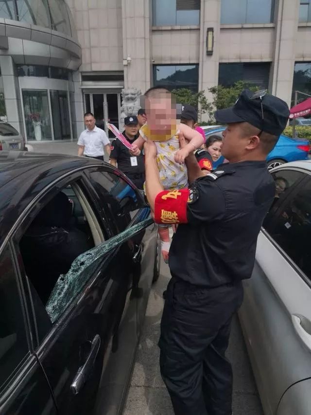 保衛隊員將孩子及時救出。 本文圖片 長沙晚報微信公眾號