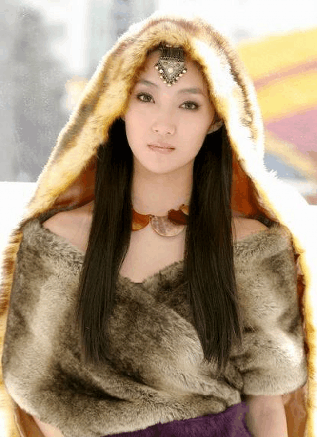 她有着清朝皇族血统, 才华横溢, 刘德华与其合作