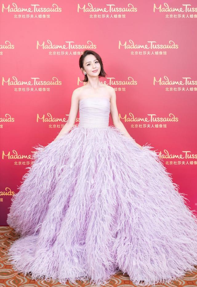 佟丽娅亮相蜡像馆上万抹胸羽毛裙美如天鹅气质真不是随便说说