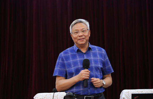 同济大学教授,上海市演讲研究会原会长郭永康授课新华社高级记者,经济