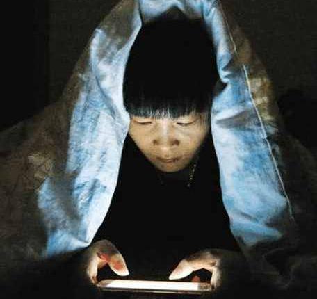 孩子躲被窝玩手机, 爸妈怒摔手机, 不料儿子让夫妻没话说