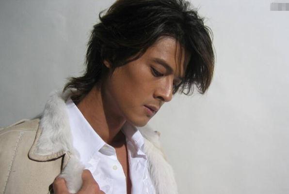 他27岁靠偶像剧走红台湾,名气与f4齐名,如今沦落给小鲜肉演配角