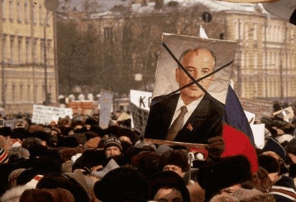 苏联解体，民众涌上街头的老照片  图自网络