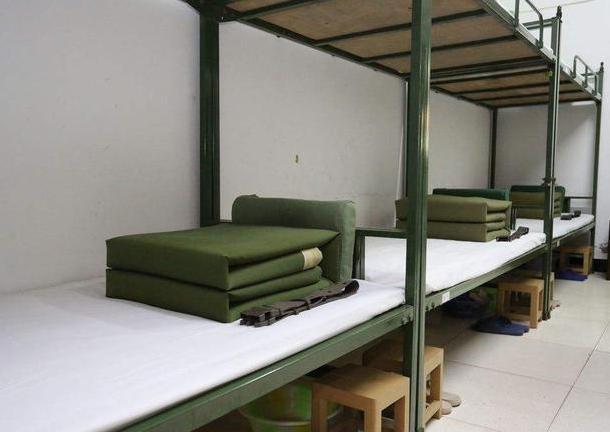 宿舍被子叠成豆腐块军队的厨房也不差