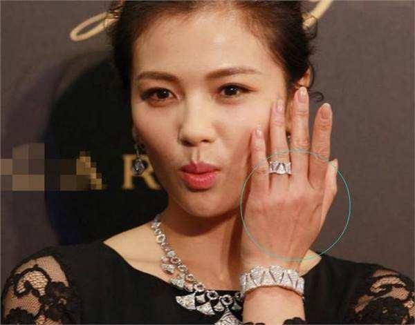 4位手与年龄不符的女星,谢娜冉莹颖手最老,60岁的她手只有20岁