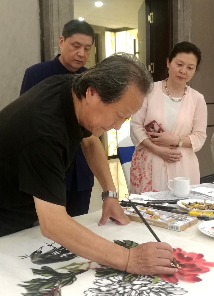 画家邱炽铭作《牡丹图》.