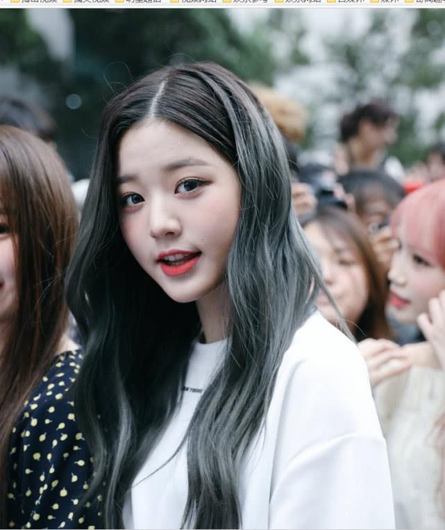 才15岁的张元英的腿真的是女性爱豆里面很优越的了,接近170的身高,大