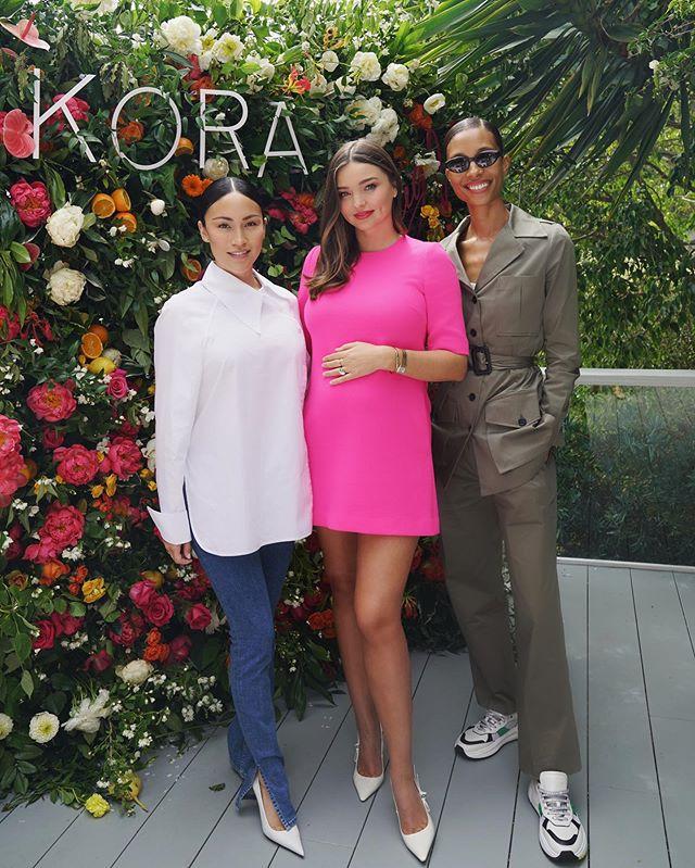 米兰达可儿穿印花裙挺3胎大肚子依然这么少女脸胖了也仙气十足