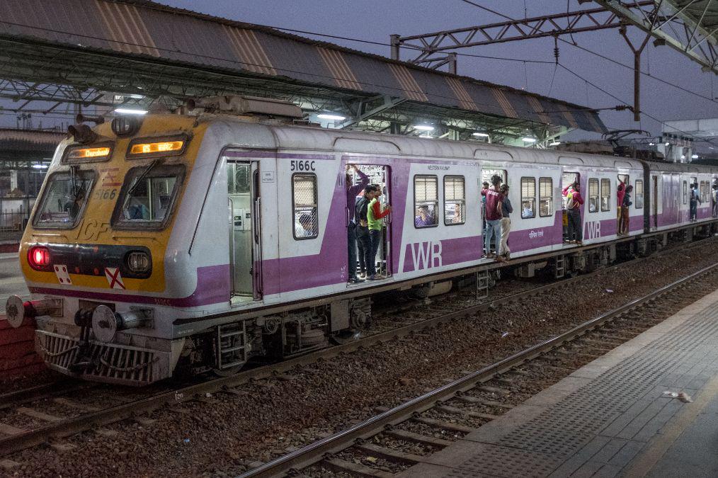 孟买地铁实拍:没有安检没人检票,车门全程开着,有女性专用车厢