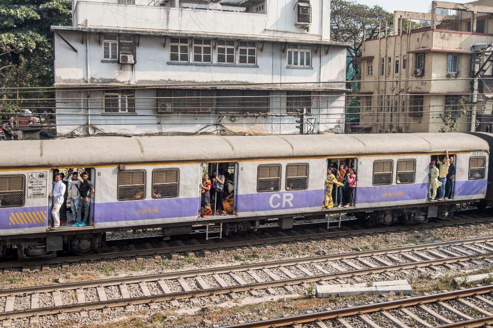 孟买地铁实拍:没有安检没人检票,车门全程开着,有女性专用车厢