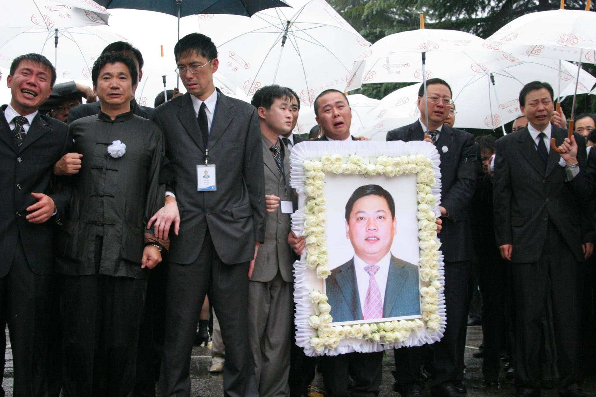 15年后,正当均瑶乳业披露招股书,准备上市时,王均瑶大女儿王滢滢竟因