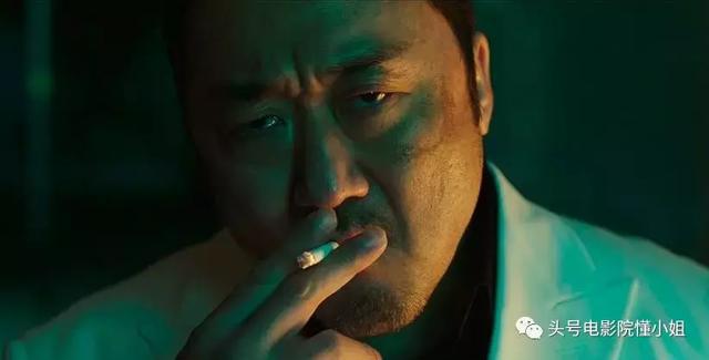 韩国狠片来了!《釜山行》护妻大叔霸气上线,堪称韩版巨石强森