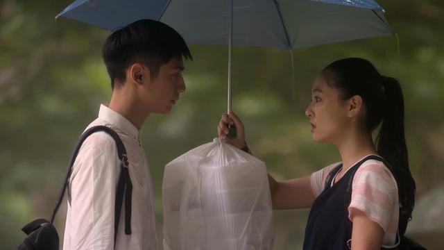 重温何以笙箫默看小何以琛的鞋子很好奇罗云熙的脚有多大