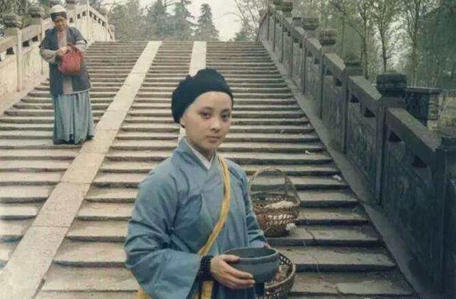 《红楼梦》里贾惜春为何出家为尼?