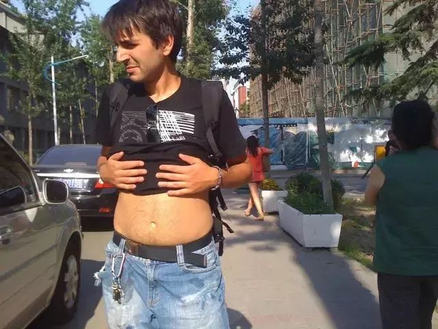 啥是北京特色比基尼?54岁大爷穿上身,你们感受下