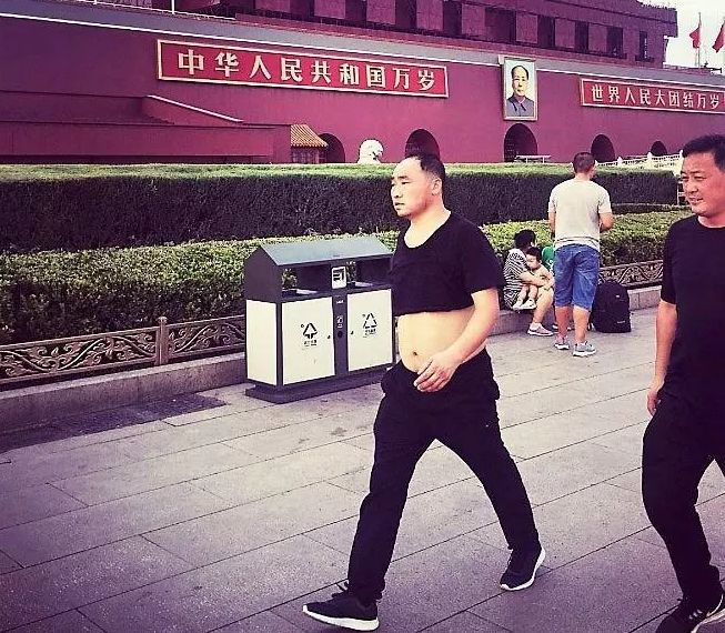 啥是北京特色比基尼?54岁大爷穿上身,你们感受下