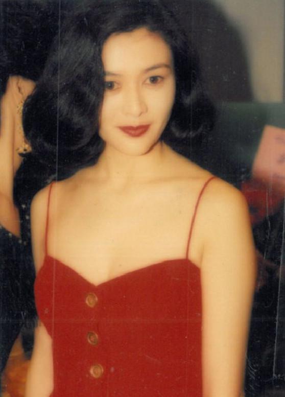 老牌港星吊带比美,林青霞露事业线性感,黎姿清纯,李丽珍太火辣