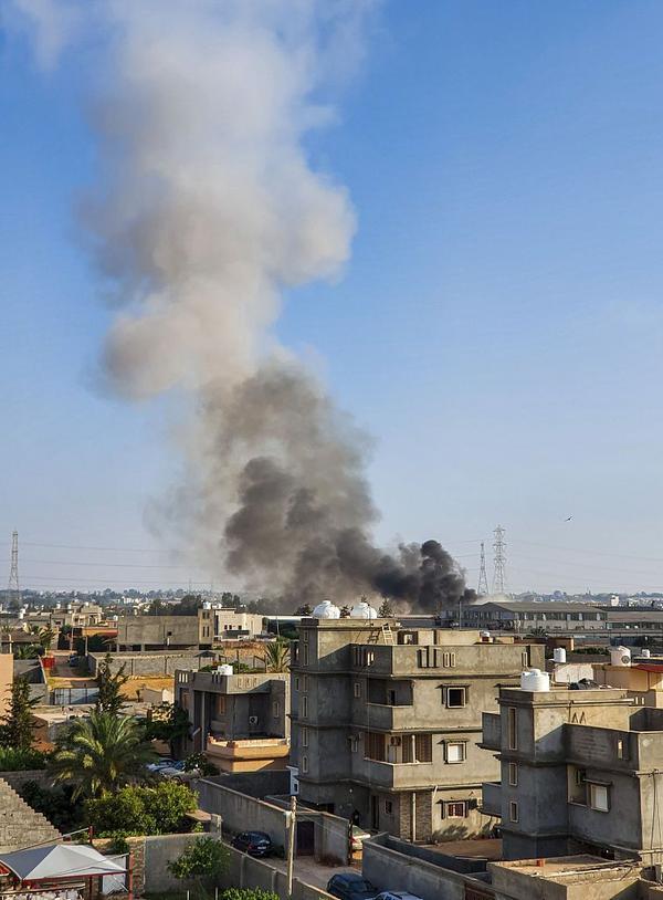 利比亚一城市遭遇空袭 浓烟滚滚