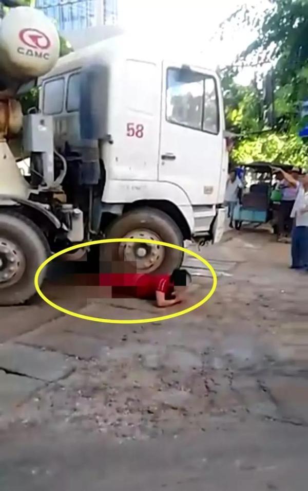 事发海口!女子双腿惨遭水泥罐车碾压!现场视频触目惊心