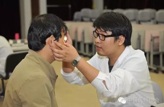 王辉医师正在为患者作检查