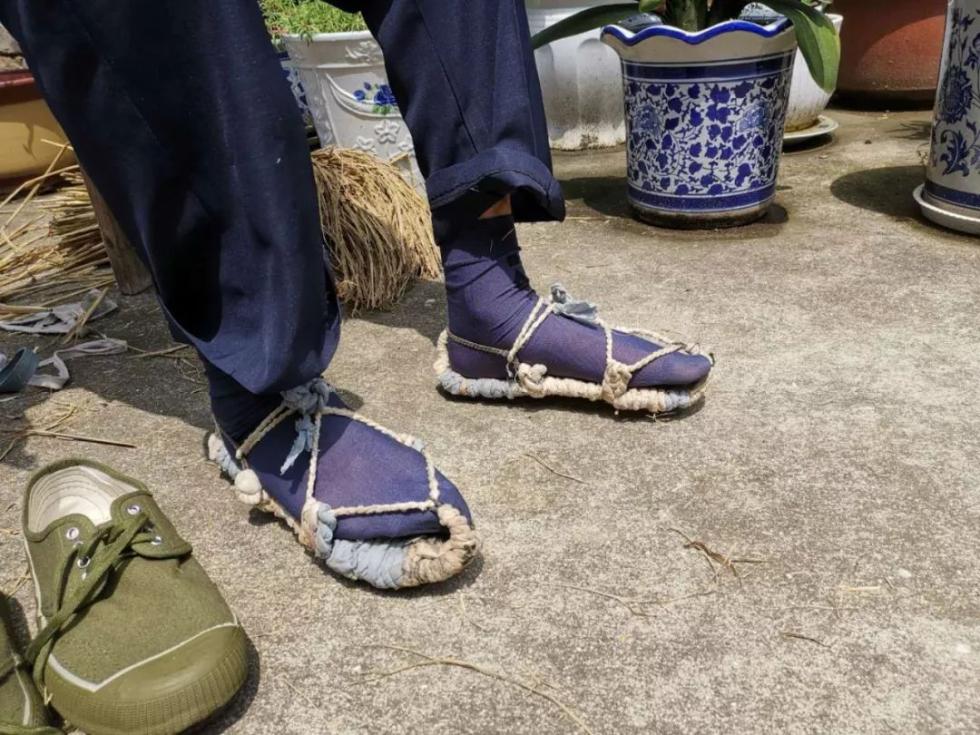 你见过打草鞋吗?舟山盐仓84岁老伯,让人见识快失传的老手艺