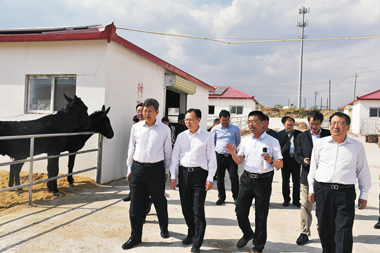农行内蒙古分行农户金融部副总经理那顺向蒙古族青年介绍青创贷款启动
