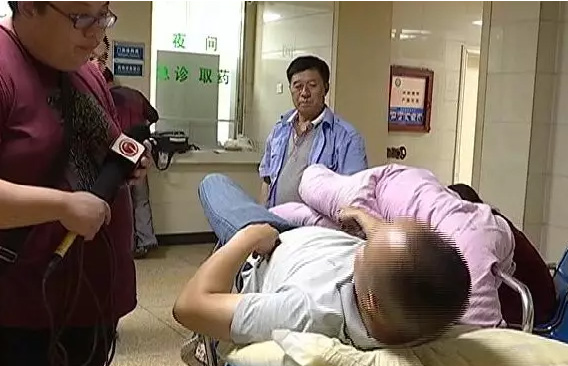 王師傅的妻子:“她說可以出院的,擦點(diǎn)藥酒就好了。”