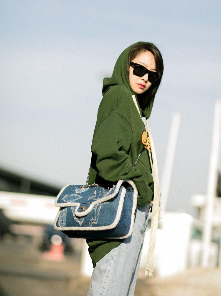 宋茜机场私服照,穿5千1的绿色卫衣配牛仔裤,戴墨镜帅气难挡