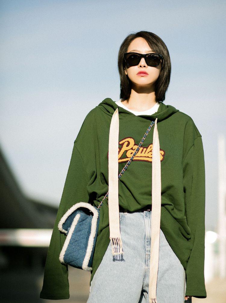 宋茜机场私服照,穿5千1的绿色卫衣配牛仔裤,戴墨镜帅气难挡