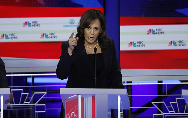 卡马拉·哈里斯(Kamala Harris)在当地时间6月27日民主党党内初选辩论 视觉中国 图