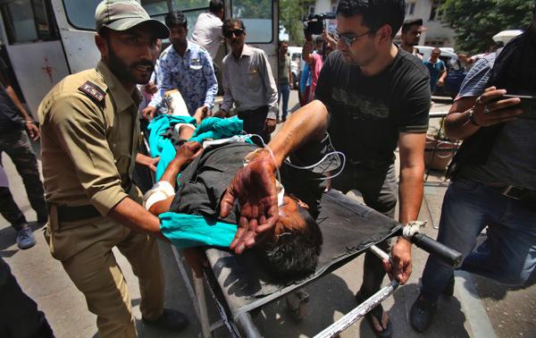 当地时间2019年7月1日，印控克什米尔地区，事故伤者被送往医院救治。IC 图