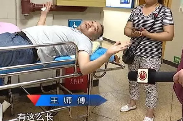 王師傅:“當(dāng)時腿直接是沒有知覺動不了了,然后手這里被挫到了。”