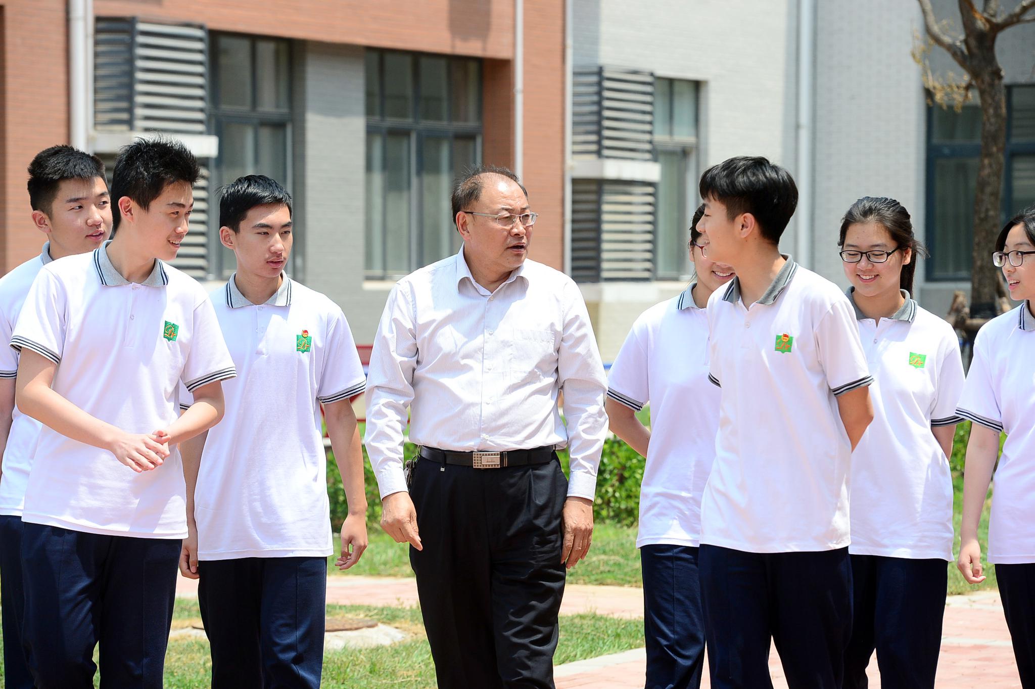 济南德润中学校长张克宏: 筑就学生放飞梦想的基石