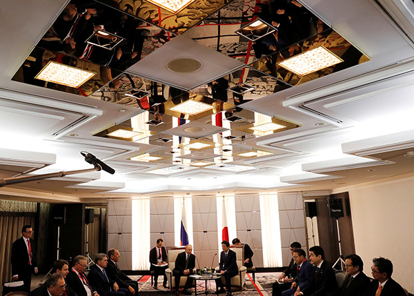 　G20大阪峰会第二天，日本首相安倍晋三与俄罗斯总统普京举行会晤。