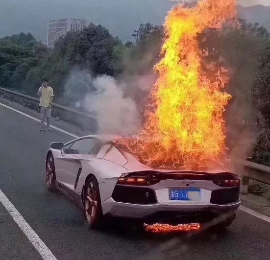 一辆浙g牌照的粉色兰博基尼着火了!