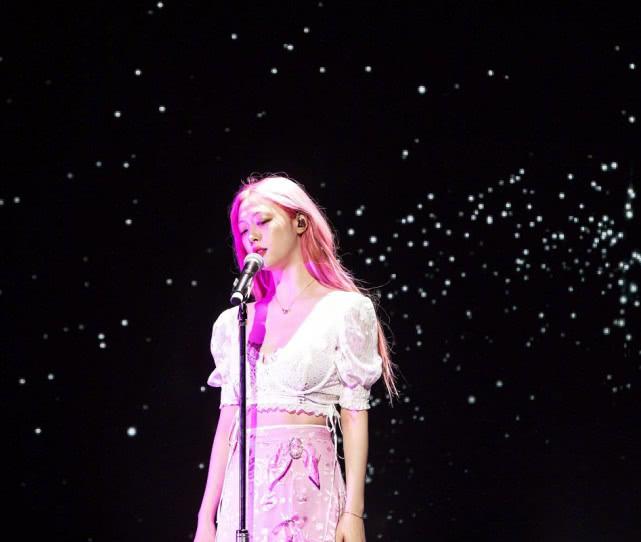 崔雪莉新歌舞台最初公开风格五彩缤纷与歌迷近距离沟通