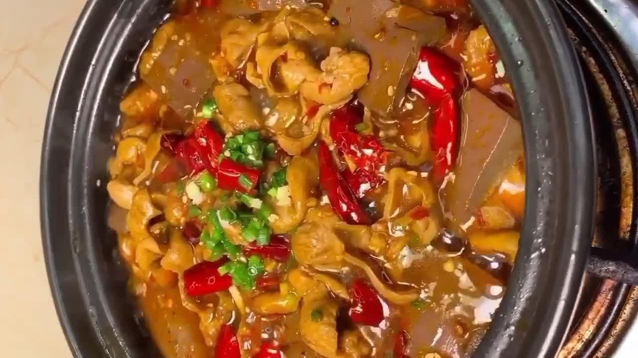 鸭血肥肠煲的做法,火锅底料做汤底,大肠q弹爽滑,鸭血滑嫩入味