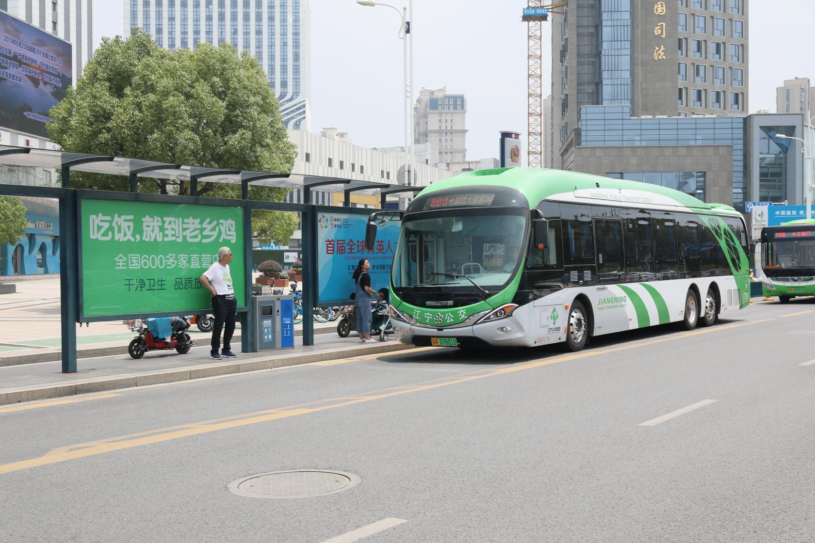 【视频】江宁800路公交车内滚动播出党员教育微视频