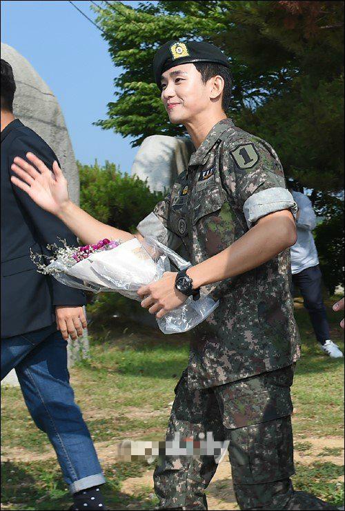 金秀贤出席退伍仪式,一袭军装英姿飒爽,满脸笑容心情大好