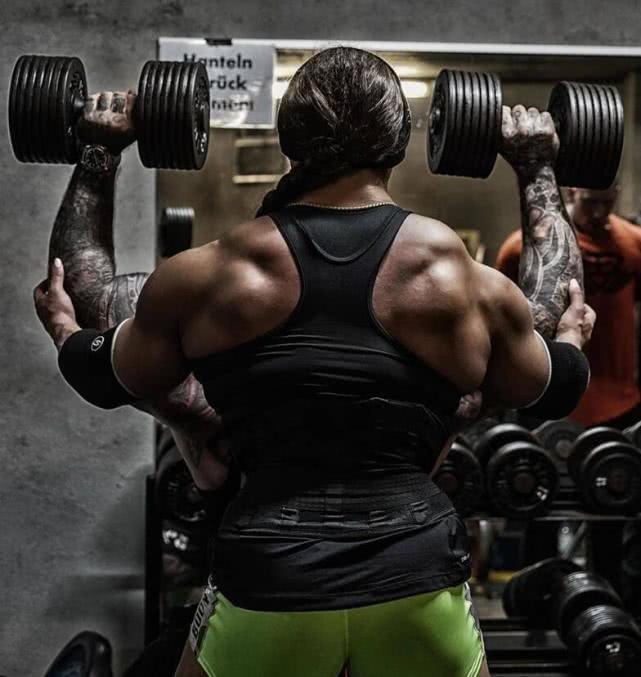 俄罗斯强壮肌肉女,六块腹肌太抢眼,私下里还喜欢穿恨天高!