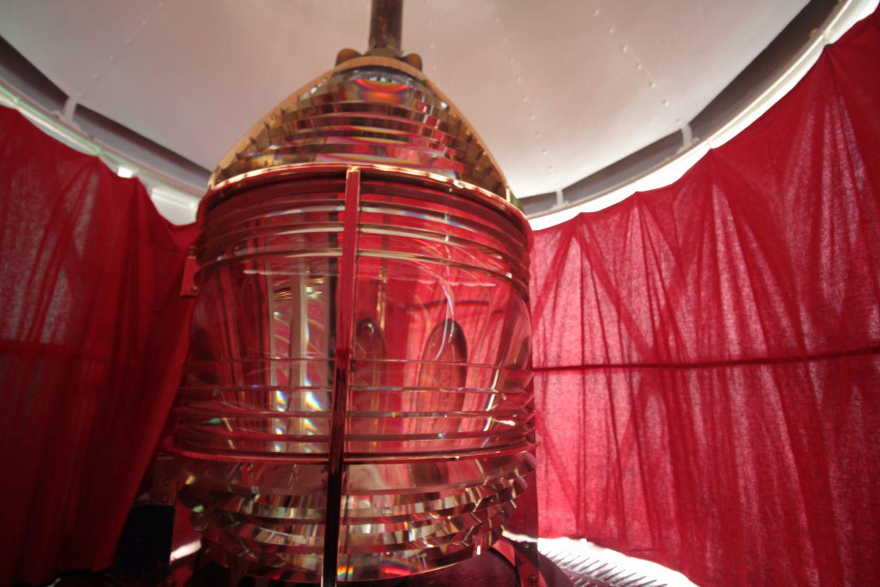 图为团岛灯塔顶部的发光窗图为团岛灯塔内部构造百年灯塔,薪火相传.