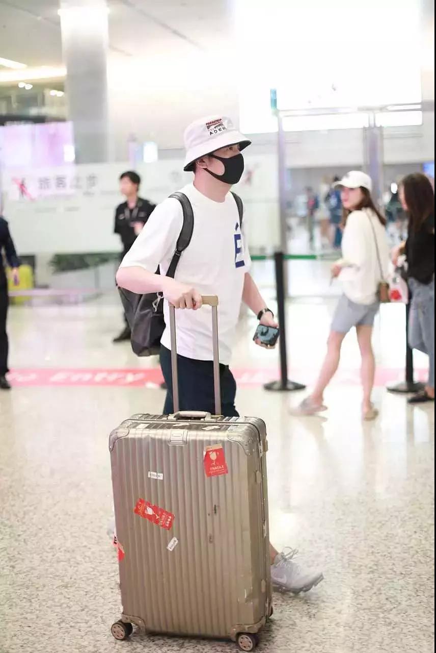 雷佳音被曝出轨佟丽娅,妻子晒照疑澄清,一家三口搬新家温馨幸福