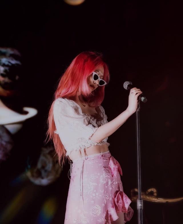 崔雪莉新歌舞台最初公开风格五彩缤纷与歌迷近距离沟通