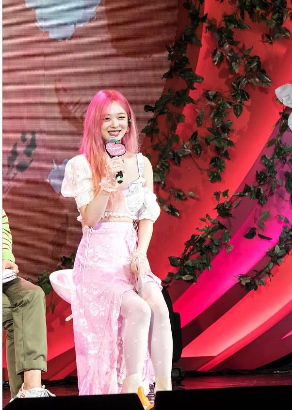 崔雪莉新歌舞台最初公开风格五彩缤纷与歌迷近距离沟通