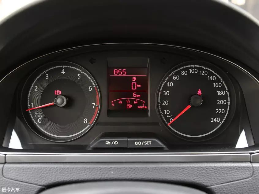 仪表盘整体与捷达类似,采用了经典的左转速表右时速表设计,中间的单色