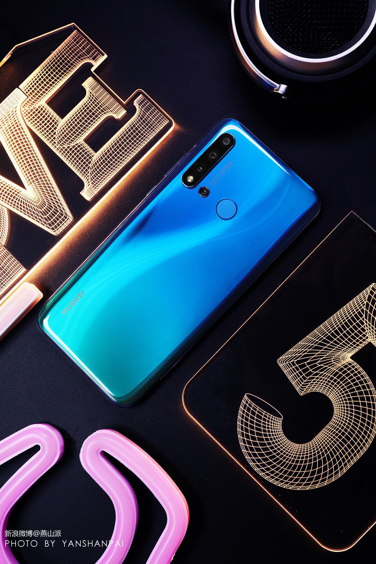 在夜晚的时候华为nova5i苏音蓝这一次撩人心弦