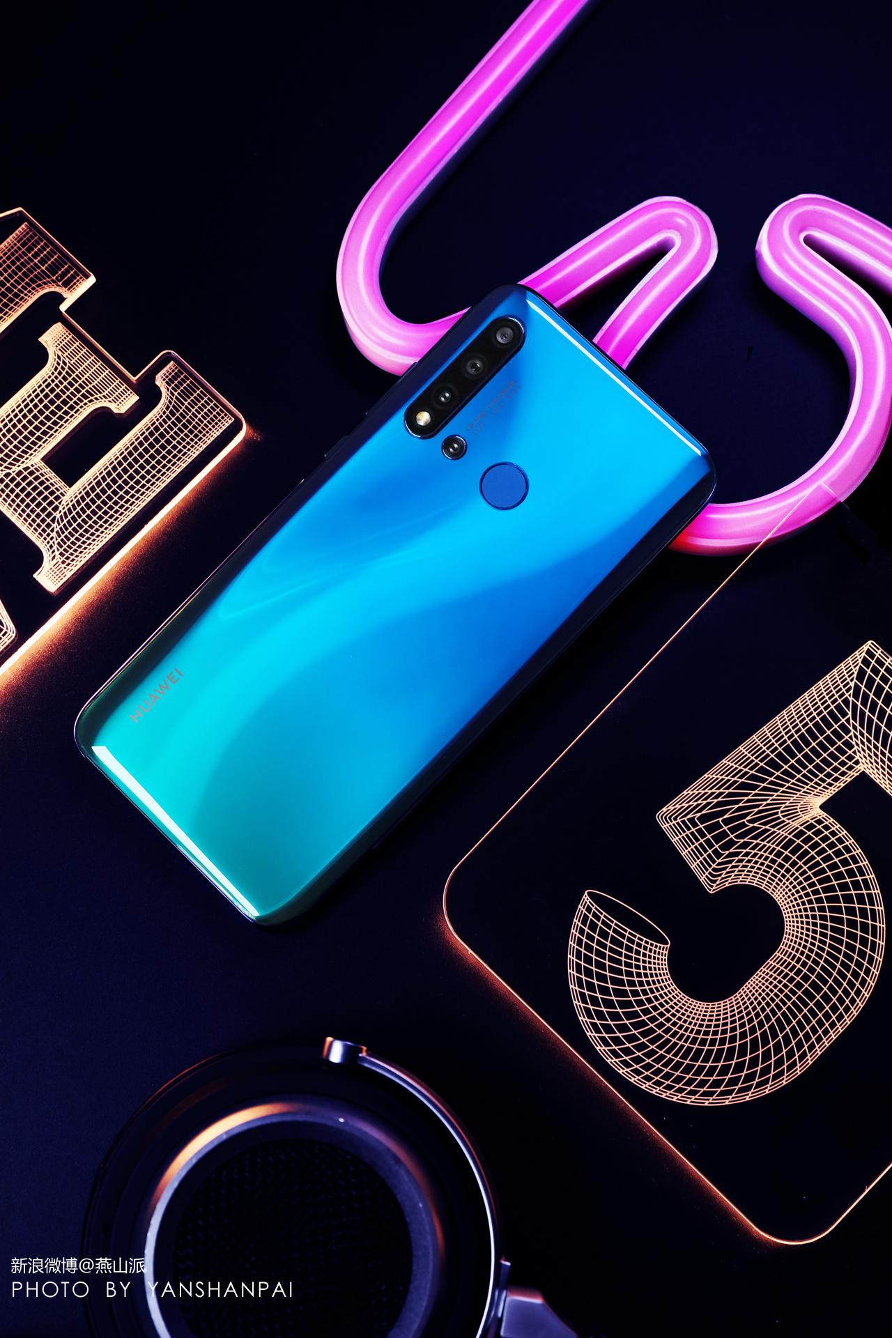 在夜晚的时候华为nova5i苏音蓝这一次撩人心弦