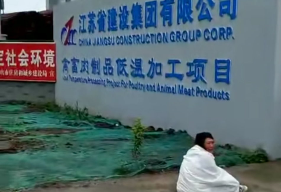 事发后，刘宋的家人在江苏建设集团的项目工地外协商。受访者供图