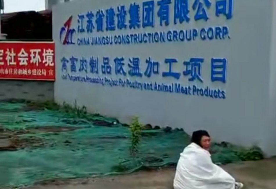 事發后,劉宋的家人在江蘇建設集團的項目工地外協商。受訪者供圖