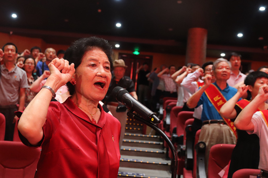 单弦艺术家赵玉明90岁高龄入党